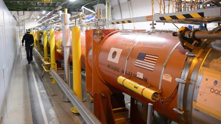  Ein Techniker arbeitet am Cern, der Europäischen Organisation für Kernforschung, in einem Tunnel für den Teilchenbeschleuniger LHC. Ein Streit um die Nennung russischer Institute bei wissenschaftlichen Studien sorgt in der Teilchenphysik für einen einzigartigen Publikationsstau.