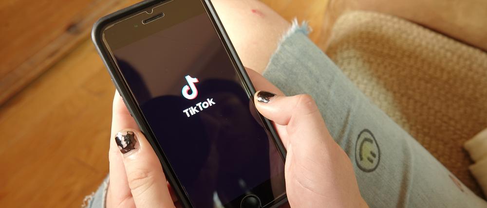 Eine jugendliche Person startet die TikTok-App. (Symbolbild)