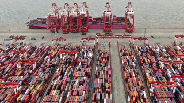 Hafen von Schanghai. Die Abhängigkeit deutscher Firmen von der Volksrepublik hat sich in einigen Bereichen verschärft. 