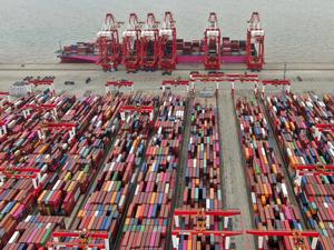 Hafen von Schanghai. Die Abhängigkeit deutscher Firmen von der Volksrepublik hat sich in einigen Bereichen verschärft. 