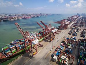 Ein Containerschiff liegt im Hafen in der ostchinesischen Provinz Shandong. 