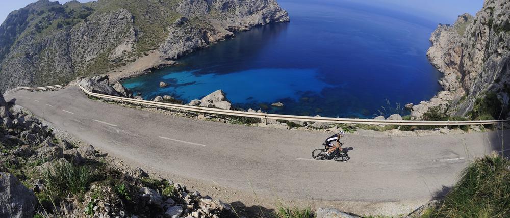 Copyright: imago/Eisend Rennradfahrerin unterwegs auf einem Rennrad auf Formentor, Mallorca, Spanien - MODEL RELEASED Reisen Rad Radsport Strasse Radfahrer 