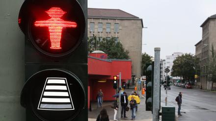 Eine Ampel mit dem neuen „Count-Down-Signal“ in der Mitte ist am 20.09.2013 am Fehrbelliner Platz in Berlin zu sehen. Insgesamt drei Ampeln mit dem Sicherheits-Timer wurden im Rahmen des Pilotprojektes zur Erhöhung der Verkehrssicherheit von Fußgängern in Berlin in Betrieb genommen.