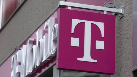 Das T-Mobile-Logo ist an einem Laden zu sehen. 