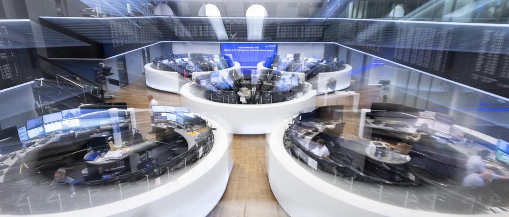ARCHIV - 22.06.2023, Hessen, Frankfurt/Main: Aktienhändler arbeiten im Handelssaal der Deutschen Börse (Aufnahme mit Zoomeffekt (zu dpa: «Dax steigt erstmals über 18 000 Punkte») Foto: Boris Roessler/dpa +++ dpa-Bildfunk +++