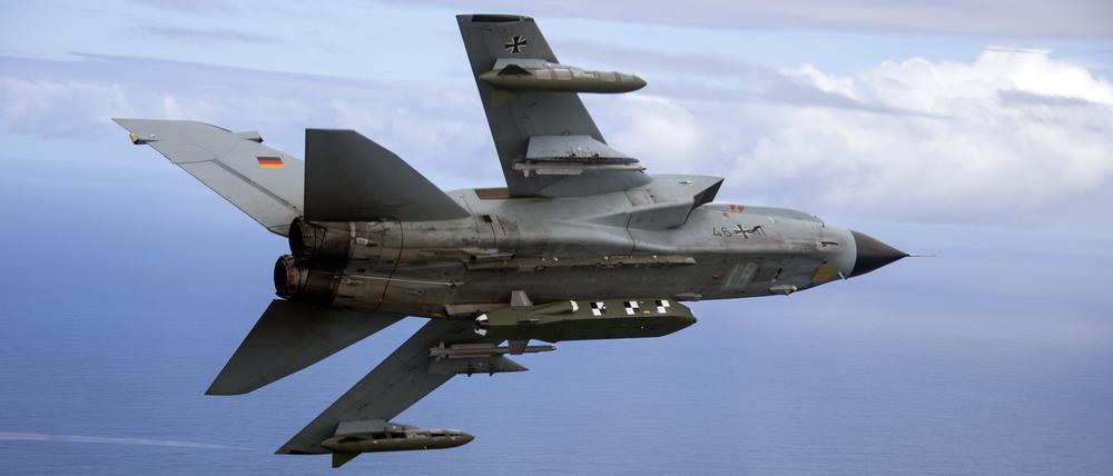 Die von der Bundeswehr herausgegebene Aufnahme zeigt einen Kampfjet Tornado bestückt mit dem Lenkflugkörper Taurus. 