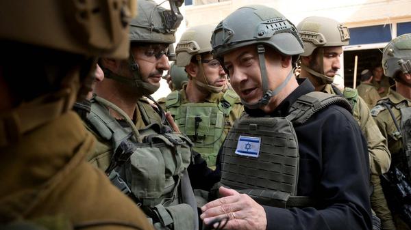 Benjamin Netanjahu, Israels Premier, an der Front im Gazastreifen.