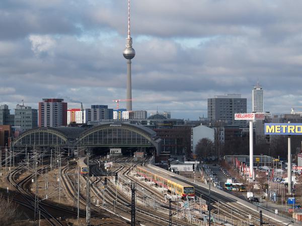 Unter anderem am Ostbahnhof können Berliner einkaufen gehen, wenn anderswo die Geschäfte geschlossen sind.