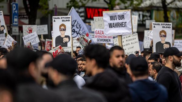 27.04.2024, Hamburg: Teilnehmer einer Islamisten-Demo halten ein Plakat mit der Aufschrift „Mut zur Wahrheit“ in die Höhe.