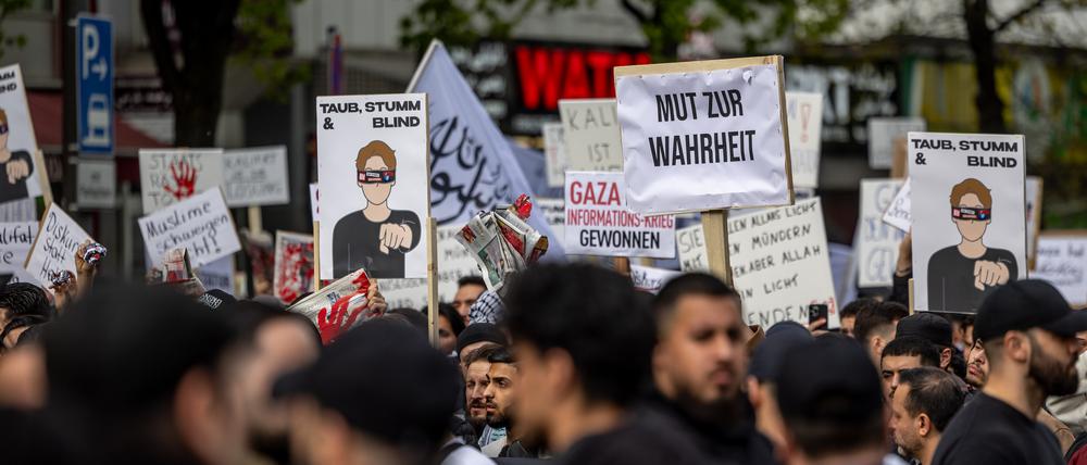 27.04.2024, Hamburg: Teilnehmer einer Islamisten-Demo halten ein Plakat mit der Aufschrift „Mut zur Wahrheit“ in die Höhe.