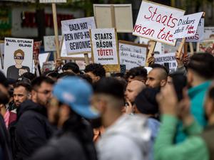 Kalifat statt Kolonialismus: Teilnehmer einer Islamisten-Demo halten Plakate in die Höhe.
