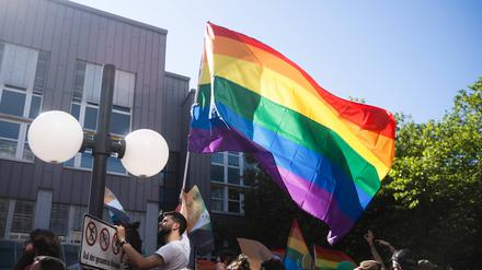 Bei einer Demonstration in München solidarisieren sich Teilnehmende mit queeren Menschen. (Archivfoto)