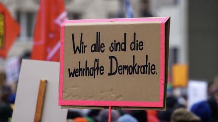 Ein Plakat bei einer Demo gegen Rechtsextremismus in Hessen.
