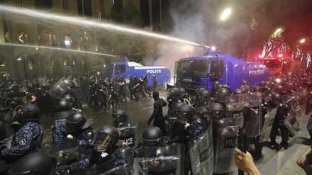 Die Bereitschaftspolizei setzt einen Wasserwerfer während einer Demonstration der Opposition gegen das „russische Gesetz“ in der Nähe des Parlamentsgebäudes in Tiflis, Georgien, ein. 