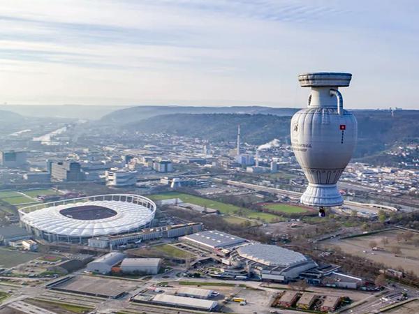 Zum Auftakt der „Trophy Tour“ schwebt der Henri-Delaunay-Pokal  als Heißluftballon über der Stuttgart Arena.
