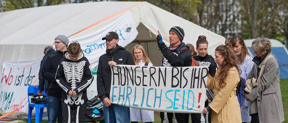 Der Hungerstreik zweier Klimaaktivisten im Berliner Regierungsviertel spitzt sich zu. 