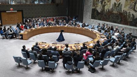 ARCHIV - 25.03.2024, USA, New York: Mitglieder des Sicherheitsrats der Vereinten Nationen applaudieren nach einer Abstimmung. (zu dpa: «Nach Angriff Irans auf Israel: UN-Sicherheitsrat plant Sondersitzung») Foto: Craig Ruttle/AP/dpa +++ dpa-Bildfunk +++