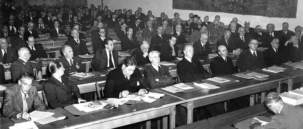 61 Männer, vier Frauen: Der Parlamentarische Rat in der Konstituierungssitzung am 1. September 1948.