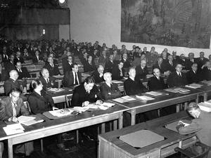 61 Männer, vier Frauen: Der Parlamentarische Rat in der Konstituierungssitzung am 1. September 1948.