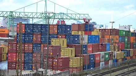 Container mit Wirtschaftsgütern stehen aufgestapelt im Hafen in Stuttgart (Archivbild).