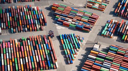 Das Luftbild zeigt zahlreiche Container auf dem Gelände eines Containerterminals im Hamburger Hafen (Symbolbild).