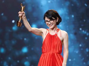 Ayşe Polat gewinnt mit ihrem Polit-Thriller „Im toten Winkel“ drei Auszeichnungen, darunter die Lola in Bronze und den Regie-Preis. 