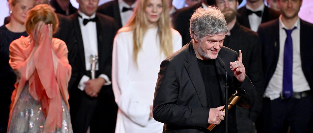 Das Team vom Film „Sterben“ um Regisseur Matthias Glasner (vorn) freut sich bei der Verleihung des Deutschen Filmpreises über die Lola in Gold. 