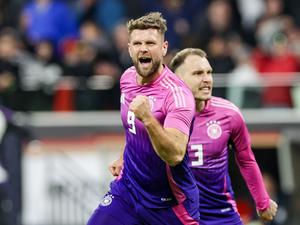 Deutschlands Spieler Niclas Füllkrug (l) und David Raum jubeln nach Füllkrugs Treffer zum 2:1. 