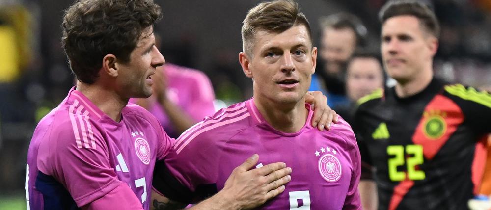 Deutschlands Thomas Müller (l) und Deutschlands Toni Kroos gehen jubelnd vom Platz. Das Spiel gegen die Niederlande endete 2:1.