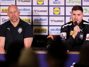 Kapitän Johannes Golla (rechts) bedauert die Trennung des Verbandes von DHB-Vorstand Axel Kromer (links) zum Jahresende.