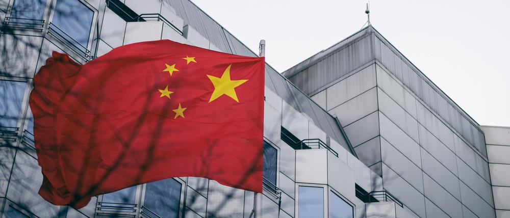 Die Fahne der Volksrepublik China vor der chinesischen Botschaft in Berlin. 