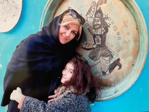 Die Iranierin Leyla Biouk mit ihrer Tochter Nila im Dokumentarfilm „Nilas Traum im Garten Eden“. Regie: Niloufar Taghizadeh