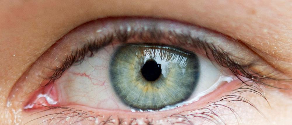 Ein menschliches Auge mit geschlossener Pupille.