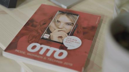 Fast alle Deutschen kennen ihn, den OTTO-Katalog. Jahrzehntelang landete er in allen bundesdeutschen Haushalten. 2018 ersetzt OTTO den Katalog durch die App und schafft damit den Sprung ins E-Commerce-Geschäft. Die Otto-Story