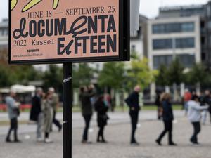 Schlangenbildung für die Documenta fifteen: Besucher stehen hinter einem Veranstaltungsplakat am Eingang zum Museum Fridericianum an.