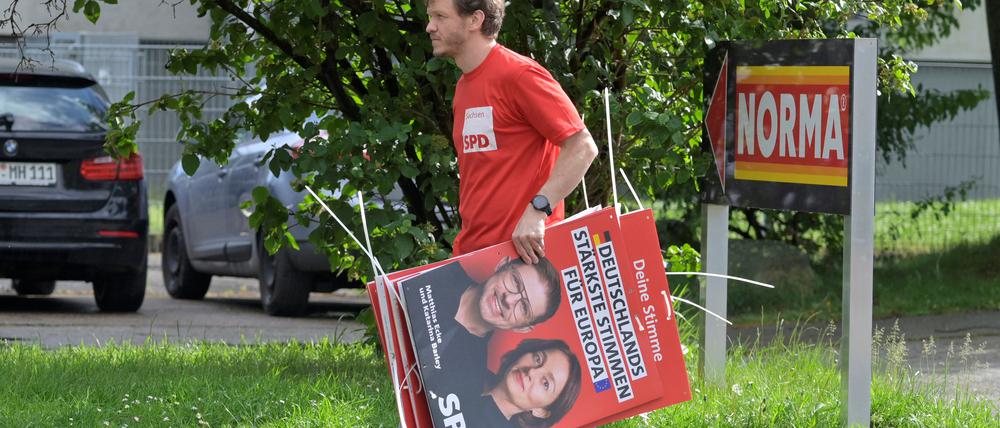 A volunteer carries a placard of SPD party on the day of a protest for democracy and against violence on Matthias Ecke, a member of the European Parliament, in Dresden, Germany, May 5, 2024. REUTERS/Matthias Rietschel 