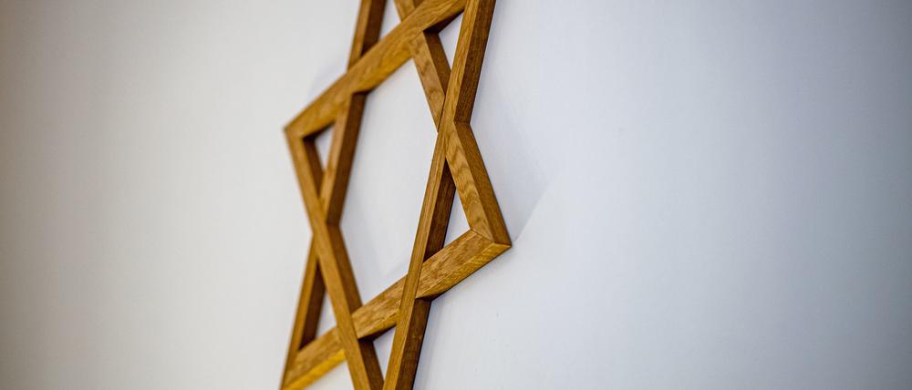 Ein Davidstern hängt an einer Wand im Gebetsraum der Neuen Synagoge.  