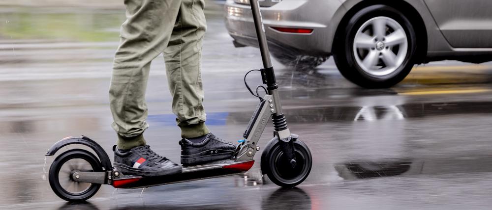 Ein Mann fährt mit einem E-Scooter auf der Straße (Archivbild vom 16.05.2019).