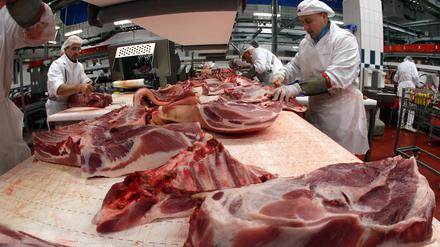 Schweinefleisch wird an einer sogenannten Zerlegestrecke verarbeitet.