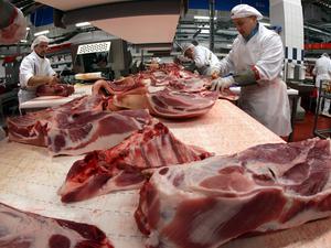 Schweinefleisch wird an einer sogenannten Zerlegestrecke verarbeitet.