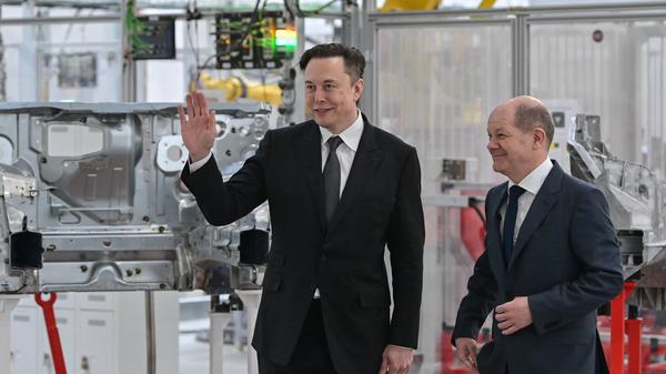 Bundeskanzler Olaf Scholz (r, SPD) und Elon Musk bei einem Besuch in Grünheide 2022. Foto: Patrick Pleul/dpa