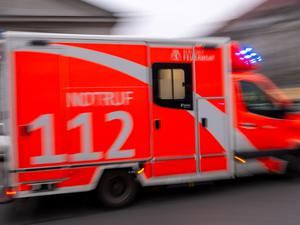 ARCHIV - 08.02.2024, Berlin: Ein Rettungswagen fährt mit Blaulicht zu einem Einsatz. (zu dpa: «Straßenbahnunfall in Schöneiche - zwei Verletzte») Foto: Monika Skolimowska/dpa +++ dpa-Bildfunk +++