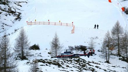 Ein Polizei-Hubschrauber steht an einer Unfallstelle am Hintertuxer Gletscher im Zillertal, wo eine 28-jährige Niederländerin tödlich verunglückte. 