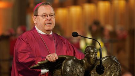 Bischof Georg Bätzing, Vorsitzender der deutschen Bischofskonferenz (DKB), spricht bei der Amtseinführung von Erzbischof Bentz im katholischen Dom zu Paderborn. (10. März)