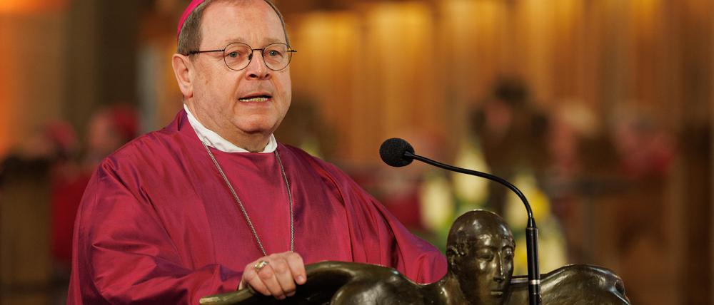 Bischof Georg Bätzing, Vorsitzender der deutschen Bischofskonferenz (DKB), spricht bei der Amtseinführung von Erzbischof Bentz im katholischen Dom zu Paderborn. (10. März)
