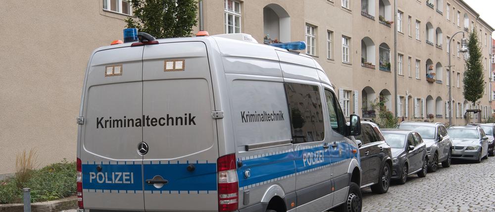 Ein Einsatzfahrzeug der Kriminaltechnik der Polizei steht vor einer Häuserzeile an der Kinzerallee im Berliner Stadtteil Köpenick. Dort wurden die Leichen einer Frau und eines Kindes in einer Wohnung gefunden.