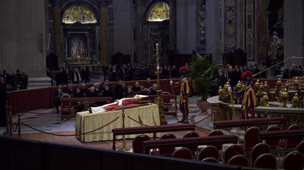 Der Leichnam des emeritierten Papstes Benedikt XVI. ist im Petersdom im Vatikan aufgebahrt.