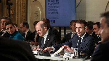 Sie saßen nebeneinander in Paris am Montagabend, ihre Positionen zur Ukraine aber liegen weit auseinander – Frankreichs Staatschef Emmanuel Macron und Bundeskanzler Olaf Scholz