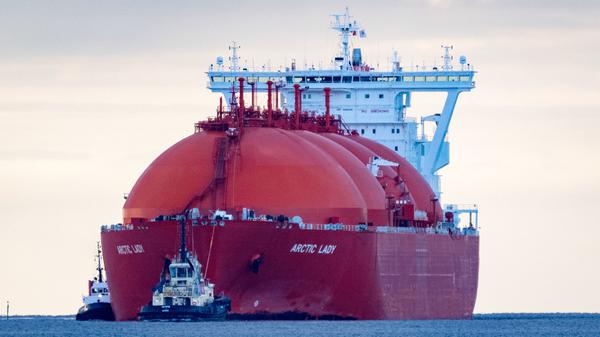 Von Schleppern begleitet transportiert der LNG Tanker „Arctic Lady“ eine Ladung LNG zum Energie-Terminal Deutsche Ostsee.