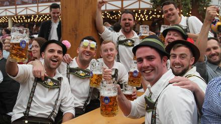 Alkohol passe im Gegensatz zu Cannabis zu einem „Familienfest“ wie der Wiesn, argumentiert die Stadt München.